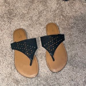 Sandals with pretty black toppings.